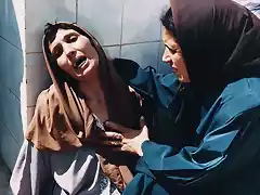 1997 Una mujer llora afuera del hospital Zmirli, Argelia, tras una matanza ocurrida en Bentalha.