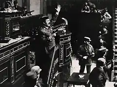 1981 El Teniente Coronel Antonio Tejero Molina y varios miembros de la Guardia Civil y la polcia militar asaltan el parlamento de Espaa, en Madrid
