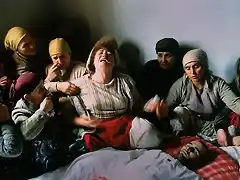 1990 Nogovac. Mujeres llorando en el lecho de muerte de Elshani Nashim, de 27 aos, que fue muerto durante las protestas por  la autonoma de Kosovo.