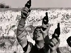 1993 Nios palestinos levantan sus armas de juguete en un gesto desafiante, en la ciudad de Gaza, Palestina.