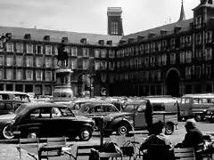 Plaza Mayor a?os 60. entices se pod?a aparcar y contemplar tu precioso 600 tomando un vino