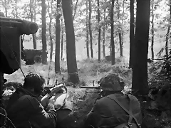 Two_British_Airborne_troops_dug_in_la orilla norte del Rin en Arhem