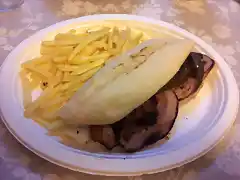 Bocadillo de carne mechada con patatas