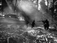 Tras un Sherman LUCKY LEGS II marines  Bouganville, Islas Salomon,  japoneses que se han infiltrado en sus lineas durante la noche. Marzo 1944