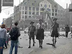 Fotomontaje. Mezclando fotos de la Amsterdam de la WWII y de la actualidad
