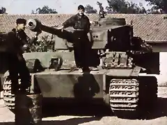 Panzer VI Tiger with its crew2