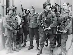 Miembros de la 1a Brigada paracaidista britnica con un prisionero alemn en  Arnhem