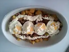 Patatas con bacn, huevo duro y mayonesa
