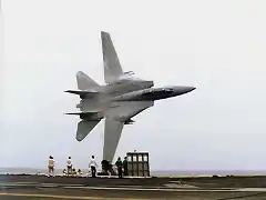 F-14 volando alrededor de USS America