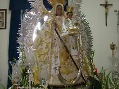 preparando la Virgen en la sacrista