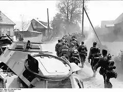 SdkFz 221 Bundesarchiv_Bild_101I-208-0027-04A,_Russland-Nord,_Soldaten_auf_dem_Marsch_durch_Dorf