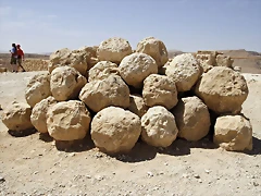 rocas usadas  por los defensores de Masada