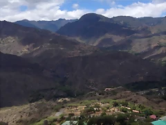 3. Al fondo la ruta que dejamos y la que asciende hacia Boavita 3. Al fondo la ruta que dejamos y la que asciende hacia Boavita