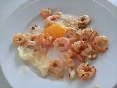 Huevos fritos con gambas