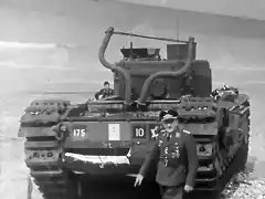 Luftwaffe_Officer_next_to_the_Churchill_tank_Dieppe