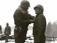 Patton condecora al General Anthony McAuliffe con la Cruz de Méritos Distinguidos por la defensa de Bastogne Patton condecora al General Anthony McAuliffe con la Cruz de Méritos Distinguidos por la defensa de Bastogne