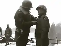 Patton condecora al  General Anthony McAuliffe con la Cruz de Mritos Distinguidos por la defensa de Bastogne