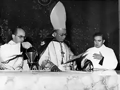 el cardenal garibi rivera consagrando un altar