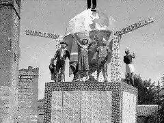 Falla-en-Alcal?-de-Henares-1962-junto-a-las-murallas