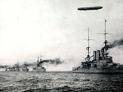 Los dirigibles acompaando a la Flota de Altamar.