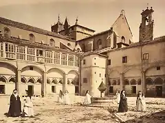 Monjas de clausura en el patio del monasterio de las Huelgas, hacia 1865. (J. LAURENT)