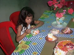 Liliana comiendo pastel Liliana comiendo pastel