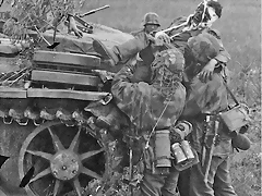 Soldados Waffen SS cargan a un compaerp herido en un Panzer III, cerca de Belogorod, 1 agosto de 1943