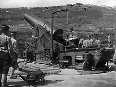 can de 280 mm. en Port Arthur. Detalle de os carros de transporte y la grua para cargar municin.