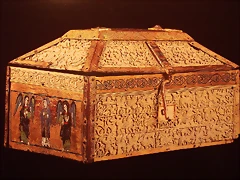 caja relicario de marfil con esmaltes; marfil y madera musulmana del a?o 1026, esmaltes del taller de Silos hacia 1140-1150, de la abadia de Silos, en el Museo de Burgos caja relicario de marfil con esmaltes; marfil y madera musulmana del a?o 1026, esmaltes del taller de Silos hacia 1140-1150, de la abadia de Silos, en el Museo de Burgos