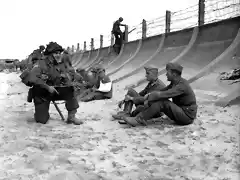 Juno Beach. Britnico custodiando prisioneros alemanes