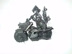 moto izq. con piloto de Khorne